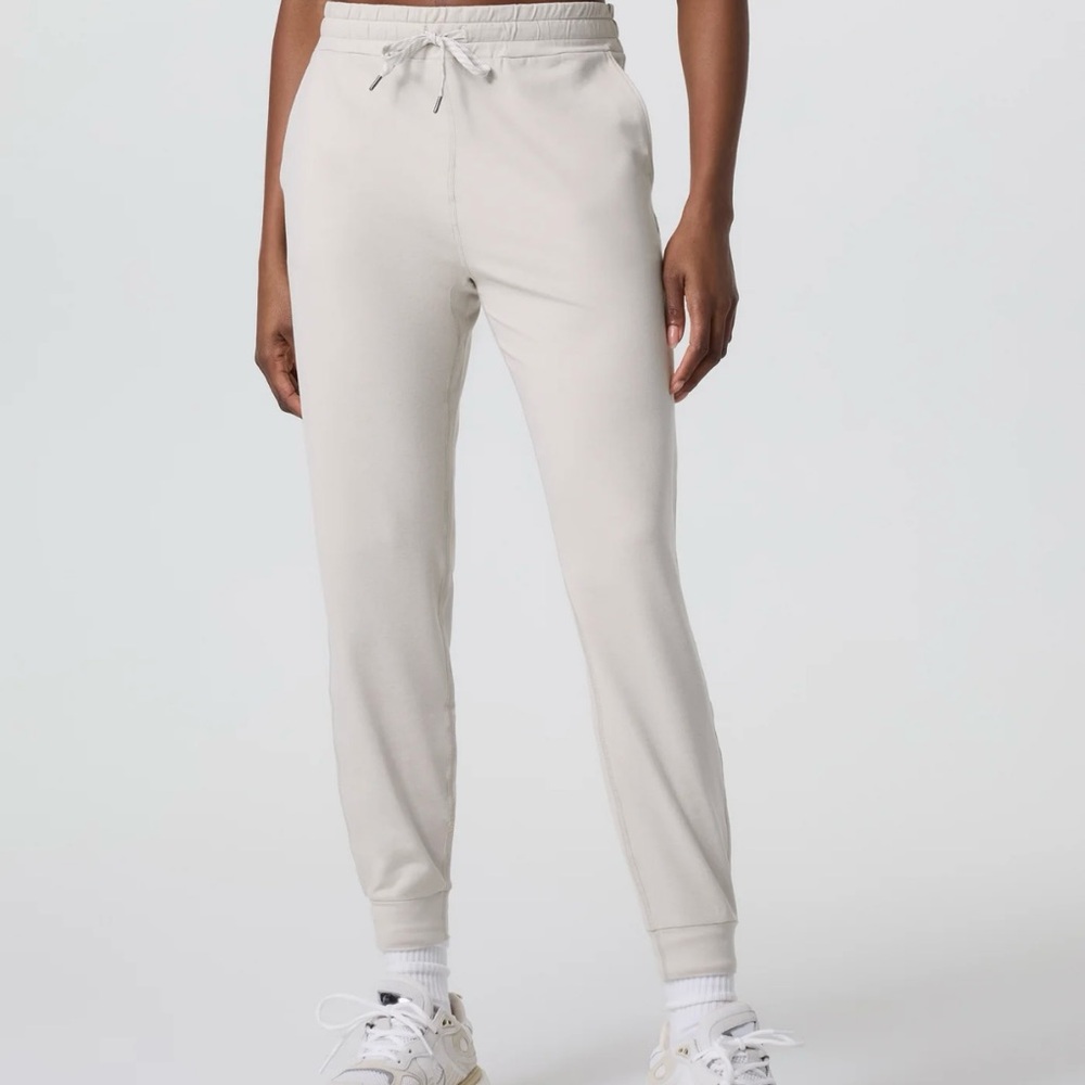 Vuori Performance Jogger - Long
Ecru Heather
Size S (long)